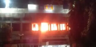 कोरबा: LIC दफ्तर में लगी भीषण आग.. मशक्कत कर पाया गया काबू.. लाखों का सामान जलकर खाक