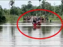बाइक को कंधे पर रखकर ग्रामीण ने पार किया उफनते नाला