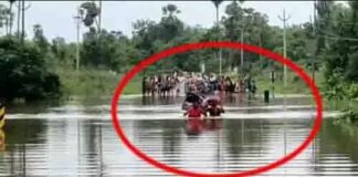 बाइक को कंधे पर रखकर ग्रामीण ने पार किया उफनते नाला