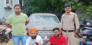 स्कोडा कार में घूमकर बेच रहे थे हीरोइन, रायपुर में पकड़े गए