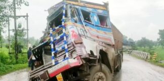 ट्रक और बस में जोरदार टक्कर, कई लोग हुए घायल
