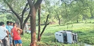 सड़क किनारे गड्ढे में पलटी कार, सवार थे बाप-बेटे