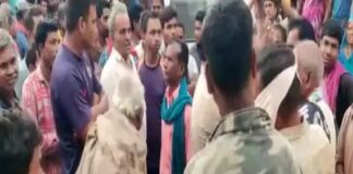 आरक्षक को गांववालों ने पीटा, महिला के साथ संदिग्ध हालत में पकड़े जाने पर किया ये हश्र
