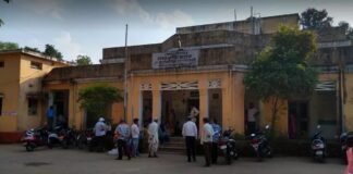 तहसील ऑफिस के सामने युवक ने शुरू किया मौन सत्याग्रह, जाने वजह