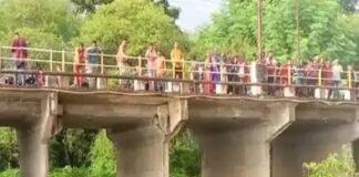 नदी में बन रहे बैराज में अधेड़ ने किया सुसाइड, एक किलोमीटर दूर मिला शव