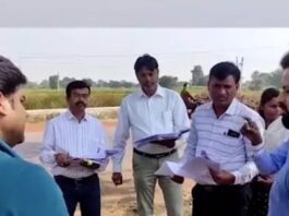 कलेक्टर ने PWD के इंजीनियर्स को लगाई फटकार