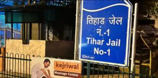 वसूली विवाद के बाद पोस्टर वॉर, तिहाड़ जेल के बाहर लगे पोस्टर; ‘केजरीवाल मसाज सेंटर’