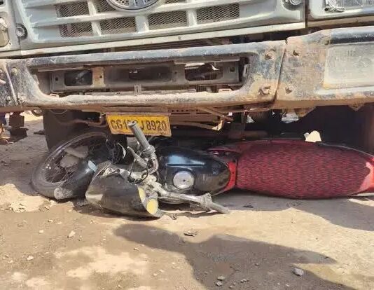 छात्र और छात्रा घायल, हाइवा ने बाइक को मारी ठोकर
