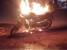 चलती बाइक से उठी आग, कूदकर चालक ने बचाई अपनी जान