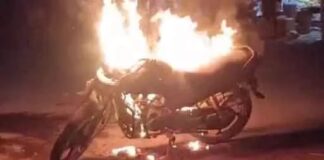 चलती बाइक से उठी आग, कूदकर चालक ने बचाई अपनी जान