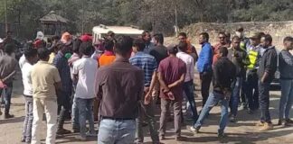 कोरबा: खदान में सैकड़ों भू-विस्थापितों ने किया हंगामा, रोजगार की मांग
