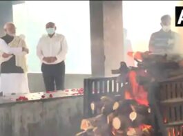 मां हीराबेन को मुखाग्नि देकर सीधे काम पर लौटे PM मोदी, श्मशान घाट से पहुंचे राजभवन