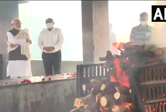 मां हीराबेन को मुखाग्नि देकर सीधे काम पर लौटे PM मोदी, श्मशान घाट से पहुंचे राजभवन