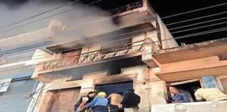 तीन मंजिला जनरल स्टोर में लगी आग, व्यापारी को हुआ लाखों का नुकसान