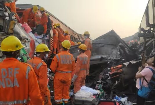Odisha Train Accident: एक ही जगह कैसे टकराईं तीन ट्रेनें, किसकी बोगियां पटरी से पहले उतरीं पर कन्फ्यूजन